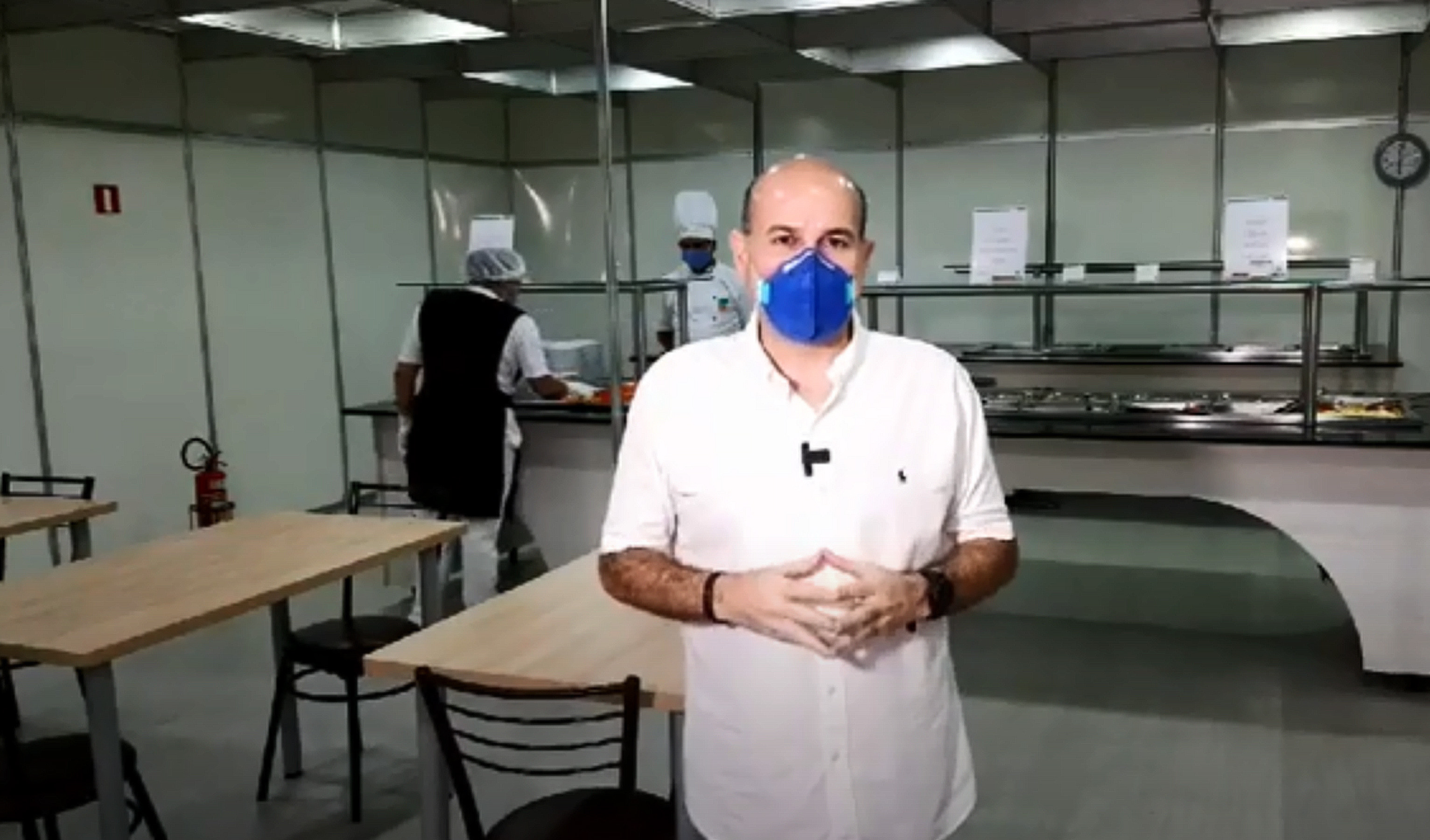 prefeito roberto cláudio no refeitório do hospital de campanha do PV